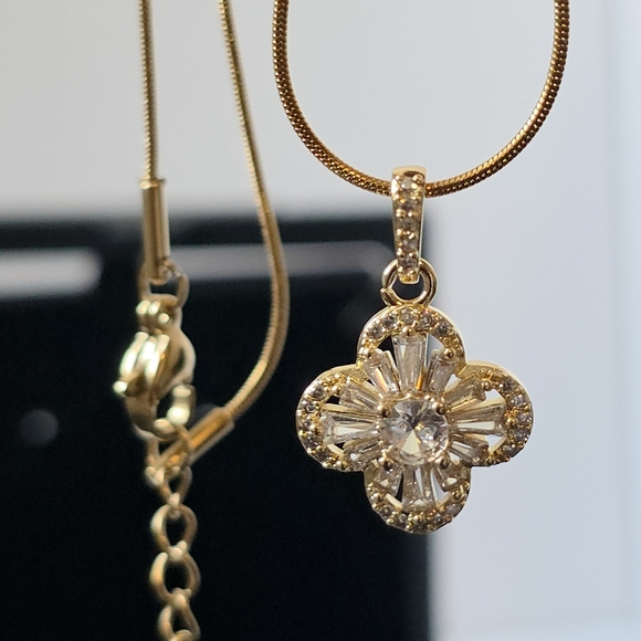 N0008 New Elegant Gold Flower Pendant Necklace - Picture 2 of 14